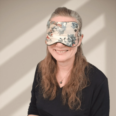 Silke SoveMaske -100% SilkeStof -100% SilkeFyld. Gylne og lette blomster, grundfarve beige. Blomstret-1