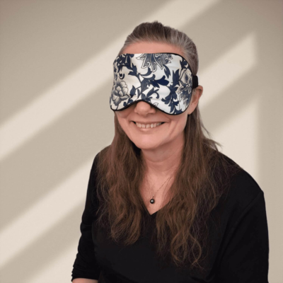 Silke SoveMaske -100% SilkeStof -100% SilkeFyld. Flot mønster i blå farver. Blomster-3