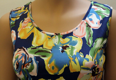 Silke top i 100% silke med blomster. farve blå, rosa, gul, grøn