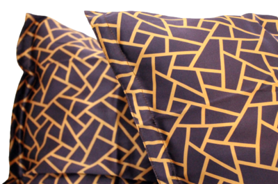 Silkepudebetræk kvadrat grafik i faven lilla og guld, 19momme 100% mulberry silke