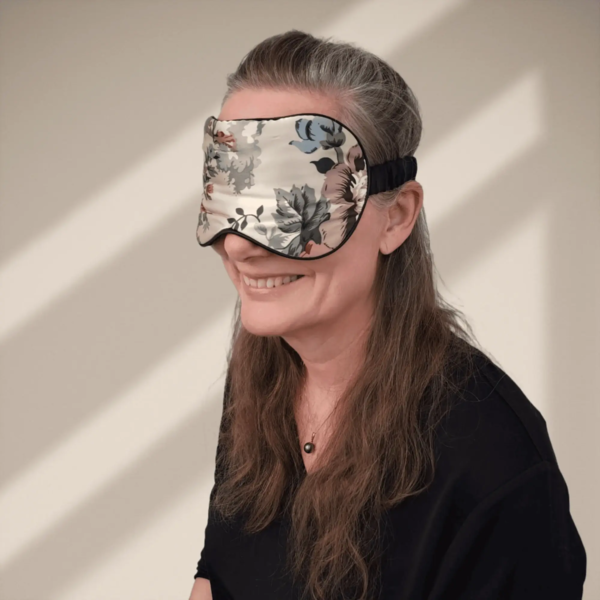 Silke SoveMaske -100% SilkeStof -100% SilkeFyld. Gylne og lette blomster, grundfarve beige. Blomstret-1