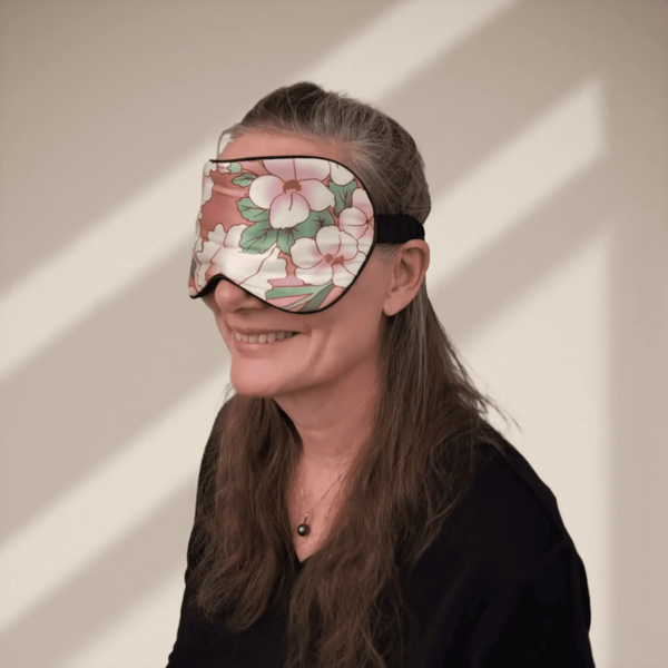 Silke SoveMaske -100% SilkeStof -100% SilkeFyld. Mørk rosa, pink , gule farver Blomster-2