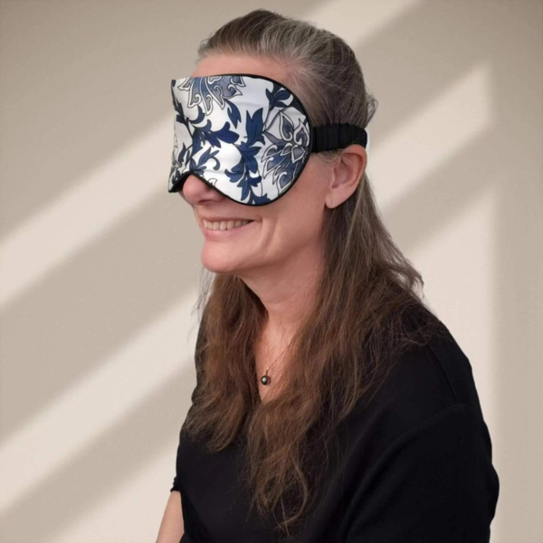 Silke SoveMaske -100% SilkeStof -100% SilkeFyld. Flot mønster i blå farver. Blomster-3