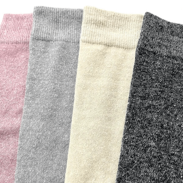 Silke knæstrømper mod huden – luftigt mix af hamp og bomuld udenpå.