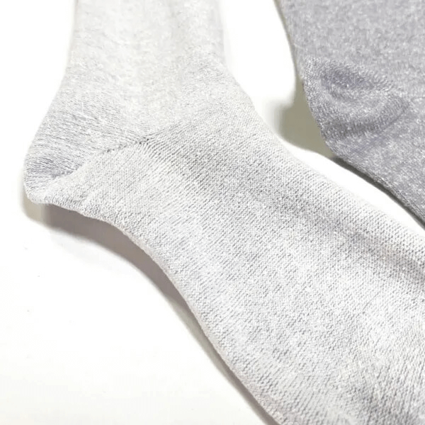 Komfortable og åndbare knæstrømper i naturmaterialer silke hamp bomuld.