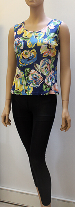 Silke top i 100% silke med blomster. farve blå, rosa, gul, grøn