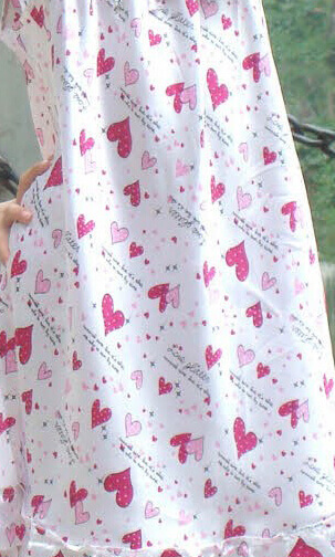 Silke natkjole pige med hjerter 100% silke, hvid med røde hjerter