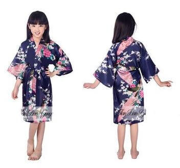 Påfugltrykt kimono, imiteret silke (100% polyester)