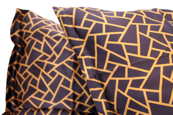 Silkepudebetræk kvadrat grafik i faven lilla og guld, 19momme 100% mulberry silke