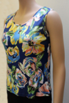 Silke top i 100% silke med blomster. farve blå, rosa, gul, grøn